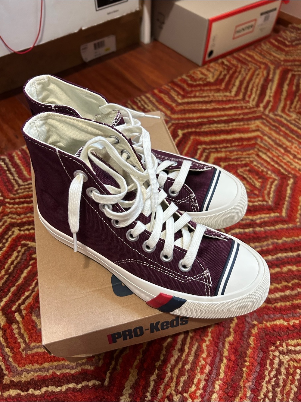 Unisex   High-Top Canvas Sneakers in Burgundy- men’s  size 4.5